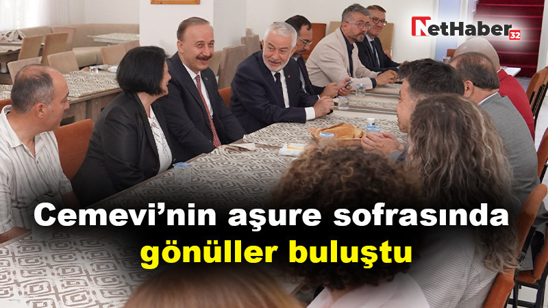 Cemevi’nin aşure sofrasında gönüller buluştu